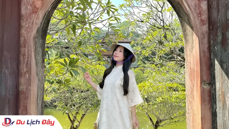 Du khách check in tại Lăng Minh Mạng trong Tour tham quan Huế - Trong ngày