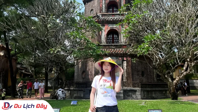 Du khách check-in bên tháp Phước Duyên chùa Thiên Mụ trong Tour tham quan Huế - Trong ngày