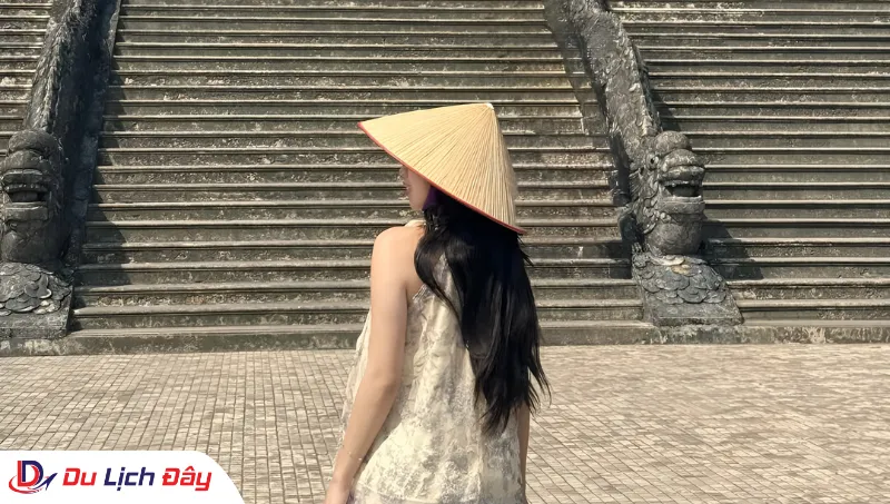 Du khách tạo dáng tại bậc thang lăng Khải Định trong Tour tham quan Huế - Trong ngày