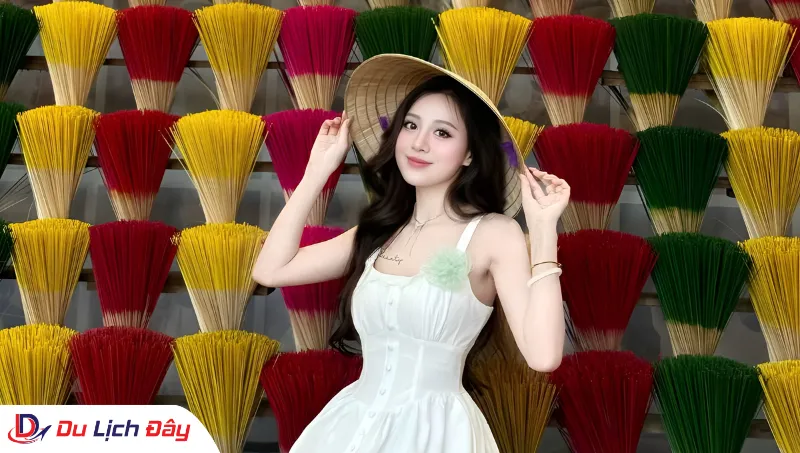 Du khách check-in tại làng hương Thủy Xuân trong Tour tham quan Huế - Trong ngày