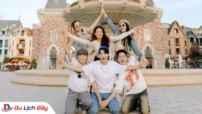 Du khách hào hứng check-in trước quảng trường thần thoại trong Tour TP Hồ Chí Minh - Nha Trang 3N2Đ