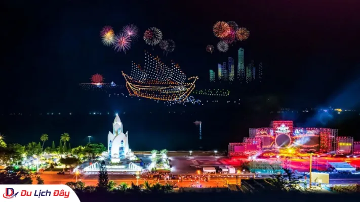 Trình diễn drone nghệ thuật ban đêm tại quảng trường Nha Trang