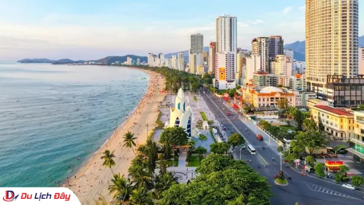 Toàn cảnh bờ biển Nha Trang sầm uất với tháp Trầm Hương và đường Trần Phú nhìn từ trên cao