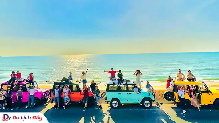 Nhóm du khách check-in tạo dáng trên dàn xe jeep sắc màu dọc cung đường biển Mũi Né Phan Thiết