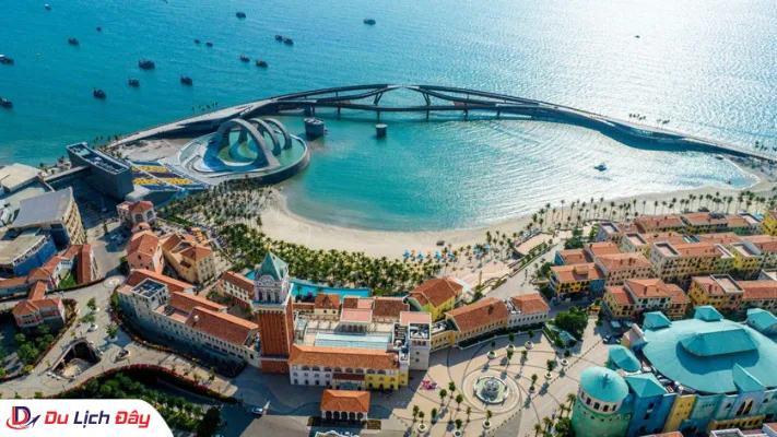 Toàn cảnh thị trấn Hoàng Hôn Sunset Town sầm uất bên bờ biển và cầu Hôn Kiss Bridge Phú Quốc nhìn từ trên cao