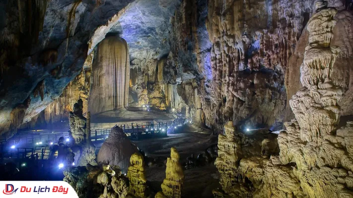 Hệ thống thạch nhũ và măng đá kỳ vĩ được thắp sáng dọc lối đi bằng gỗ bên trong hang động Quảng Bình
