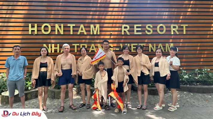 Đoàn khách gia đình lưu giữ kỷ niệm tại khu nghỉ dưỡng sang trọng Hòn Tằm Resort